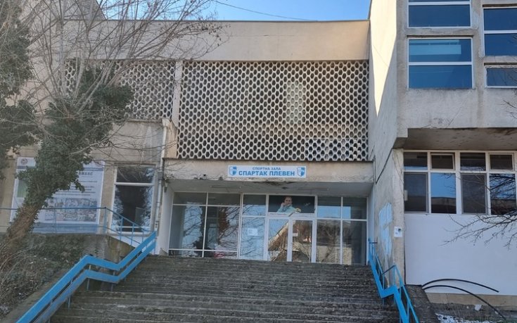 Напредват ремонтите в многофункционалната зала 