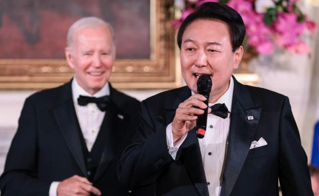 Юн Сук-йол изненада всички в Белия дом с гласа си - изпя любима песен по покана на Байдън