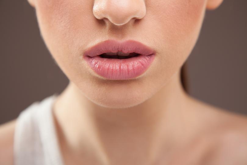 <p><strong>6. Завършете с още малко вазелин или оцветен балсам за устни.</strong> Тази стъпка е важна, за да осигурите достатъчно влага на устните ви след процедурата.</p>