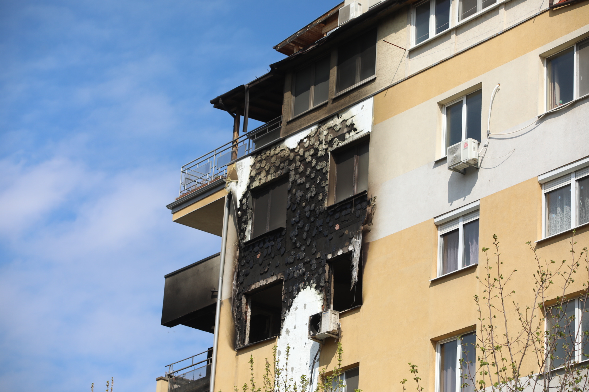 <p>Пожар избухна в жилищен блок в ж.к. Връбница 2 в София.</p>