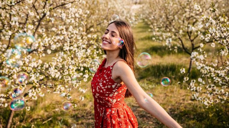 жена пролет балончета