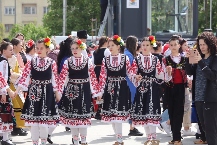 <p>&quot;Най-дългото хоро в София&quot;: Танцьори от цяла България отправиха послание за мир</p>