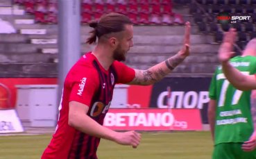 Локомотив София откри срещу Хебър след точно изпълнена дузпа от
