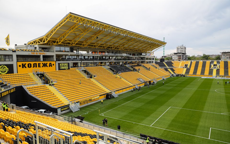 Цялото осветление на стадион Христо Ботев“ в Пловдив вече е