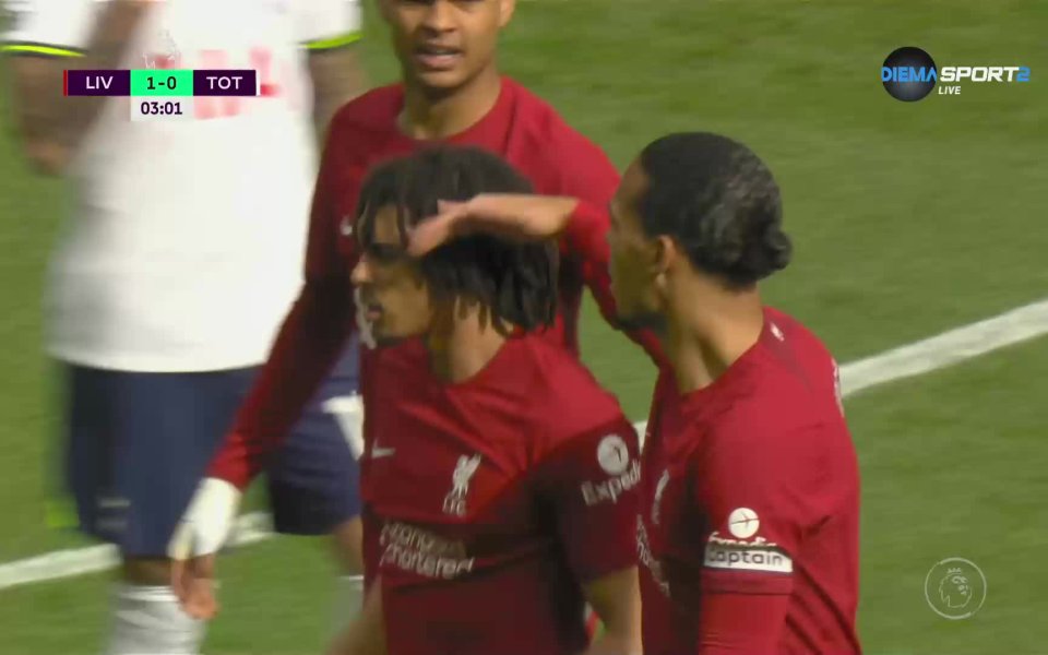 Още в 3-а минута Ливърпул огранизира страхотна атака, при която