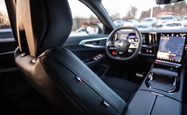  STOP&GO: Austral предлага една от най-големите дисплейни повърхности на пазара от съвсем 1000 кв. см (заедно с Head-up дисплея). 