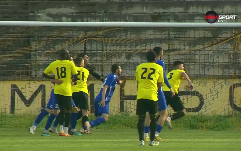 След малко повече от час игра Ангелов центрира от корнер,