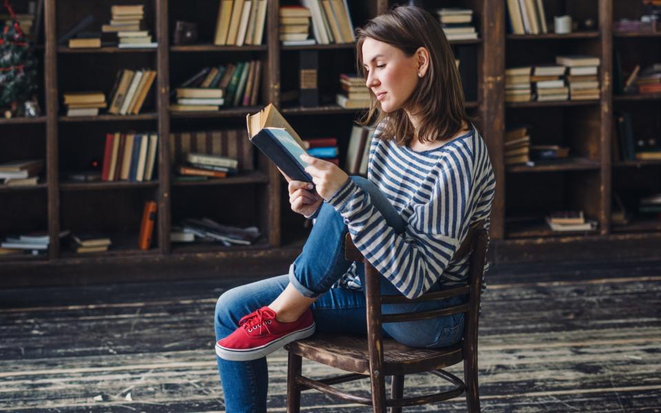 жена чете книга четене