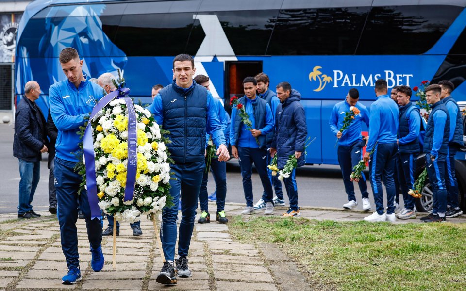 Поднасяне на цветя пред паметника на Гунди