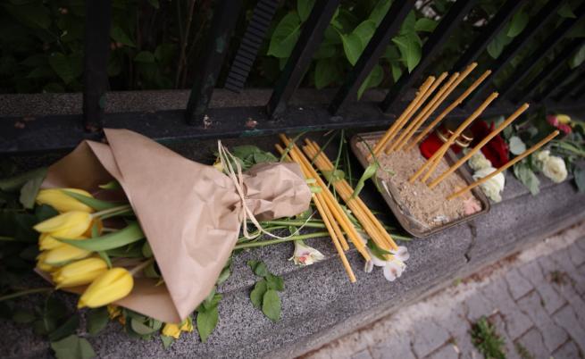 В памет на жертвите: Столичани поднесоха цветя пред сръбското посолство (СНИМКИ)