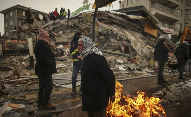 Още една сграда се срути в Турция, издирват човек под отломките
