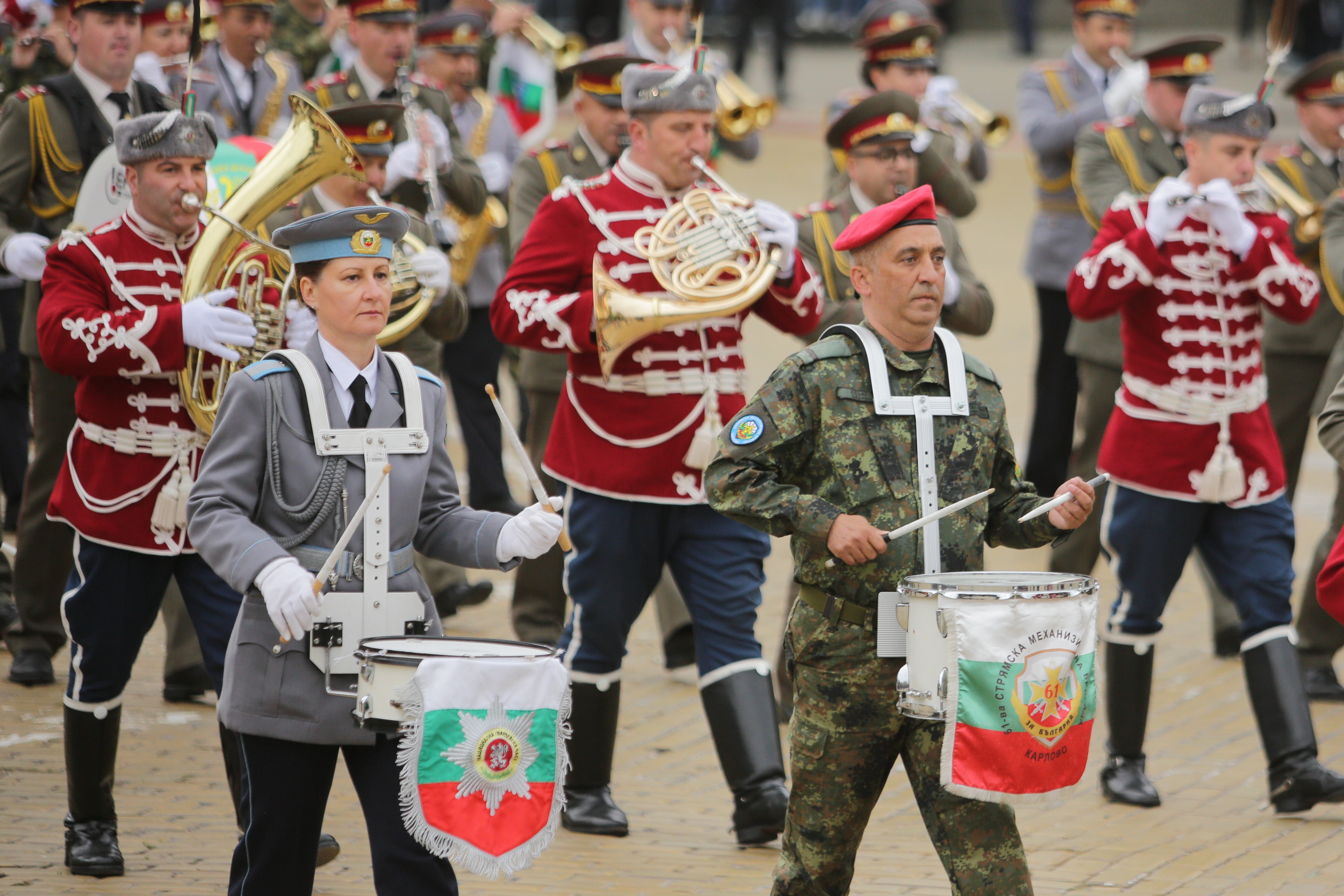 <p>Денят на храбростта и празник на Българската армия се отбелязва с водосвет на бойните знамена и знамената светини, и военен парад.</p>