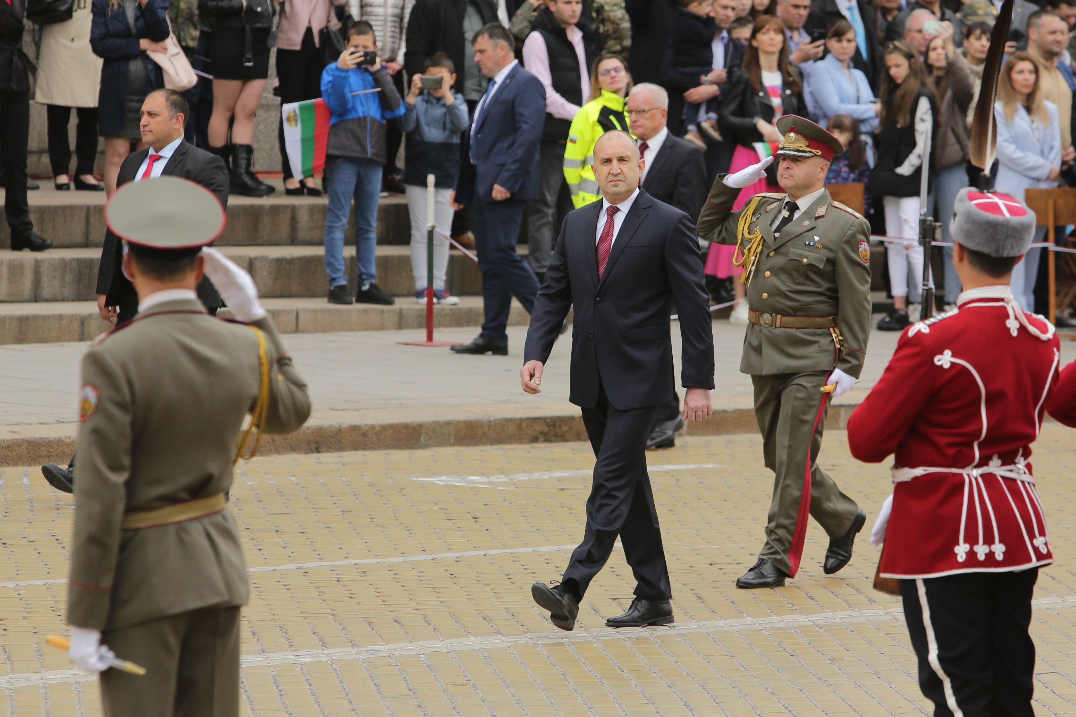 <p>Денят на храбростта и празник на Българската армия се отбелязва с водосвет на бойните знамена и знамената светини, и военен парад.</p>