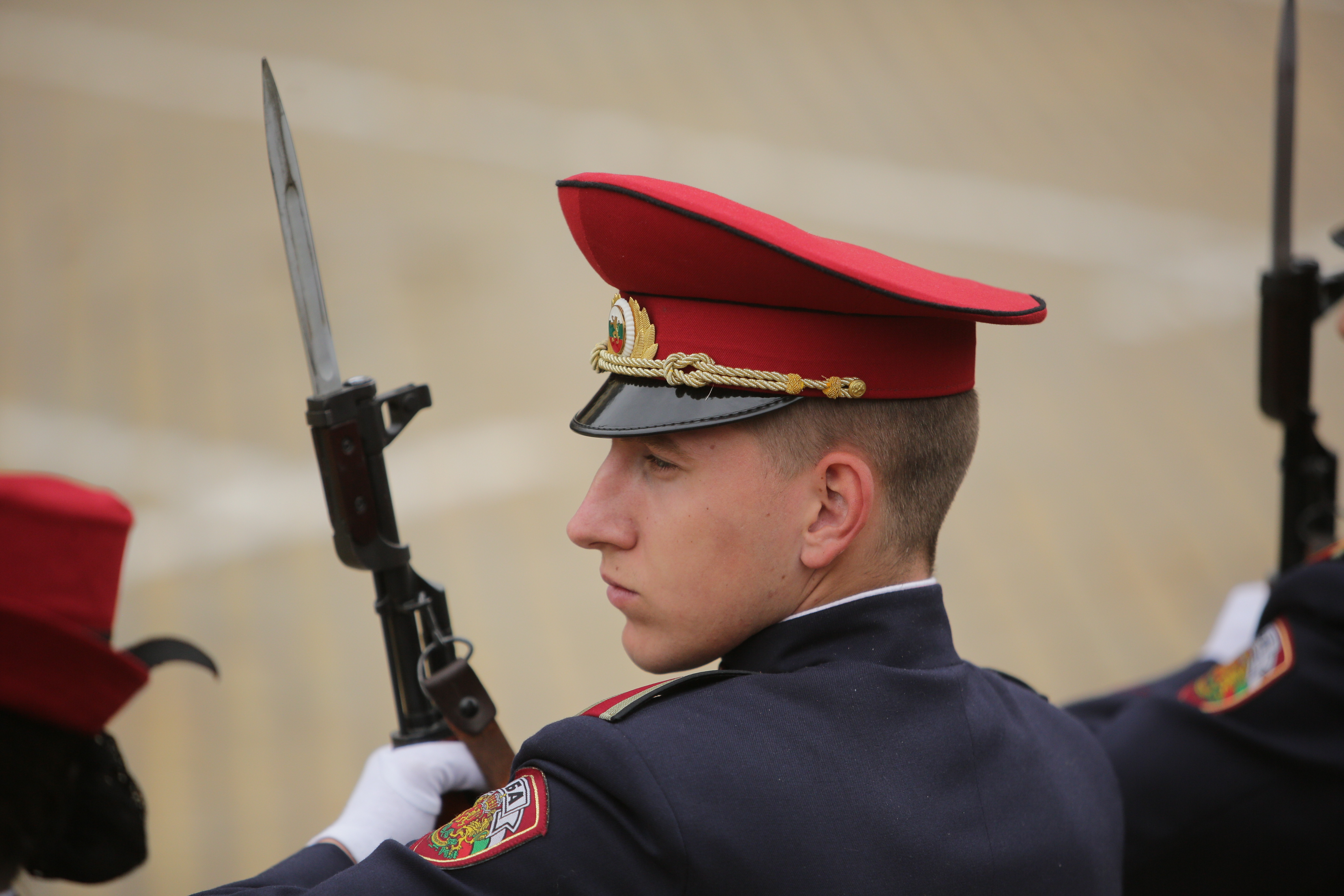 <p>Денят на храбростта и празник на Българската армия се отбелязва с водосвет на бойните знамена и знамената светини, и военен парад.</p>