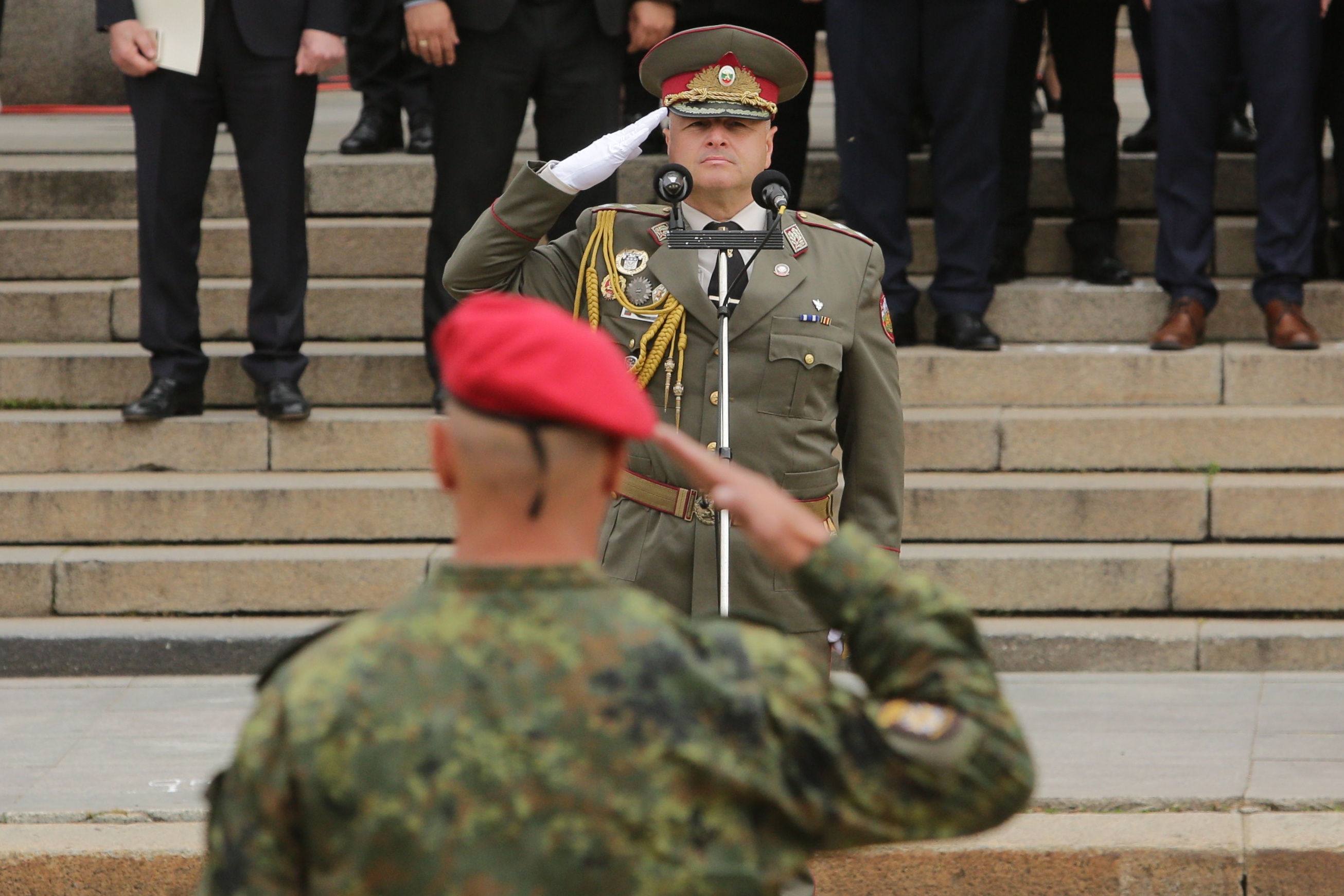 <p>Денят на храбростта и празник на Българската армия се отбелязва с водосвет на бойните знамена и знамената светини, и военен парад.</p>