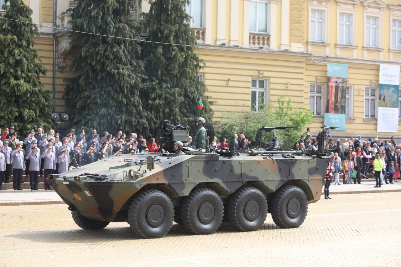 <p>Денят на храбростта и празник на Българската армия се отбелязва с водосвет на бойните знамена и знамената светини, и военен парад.</p>
