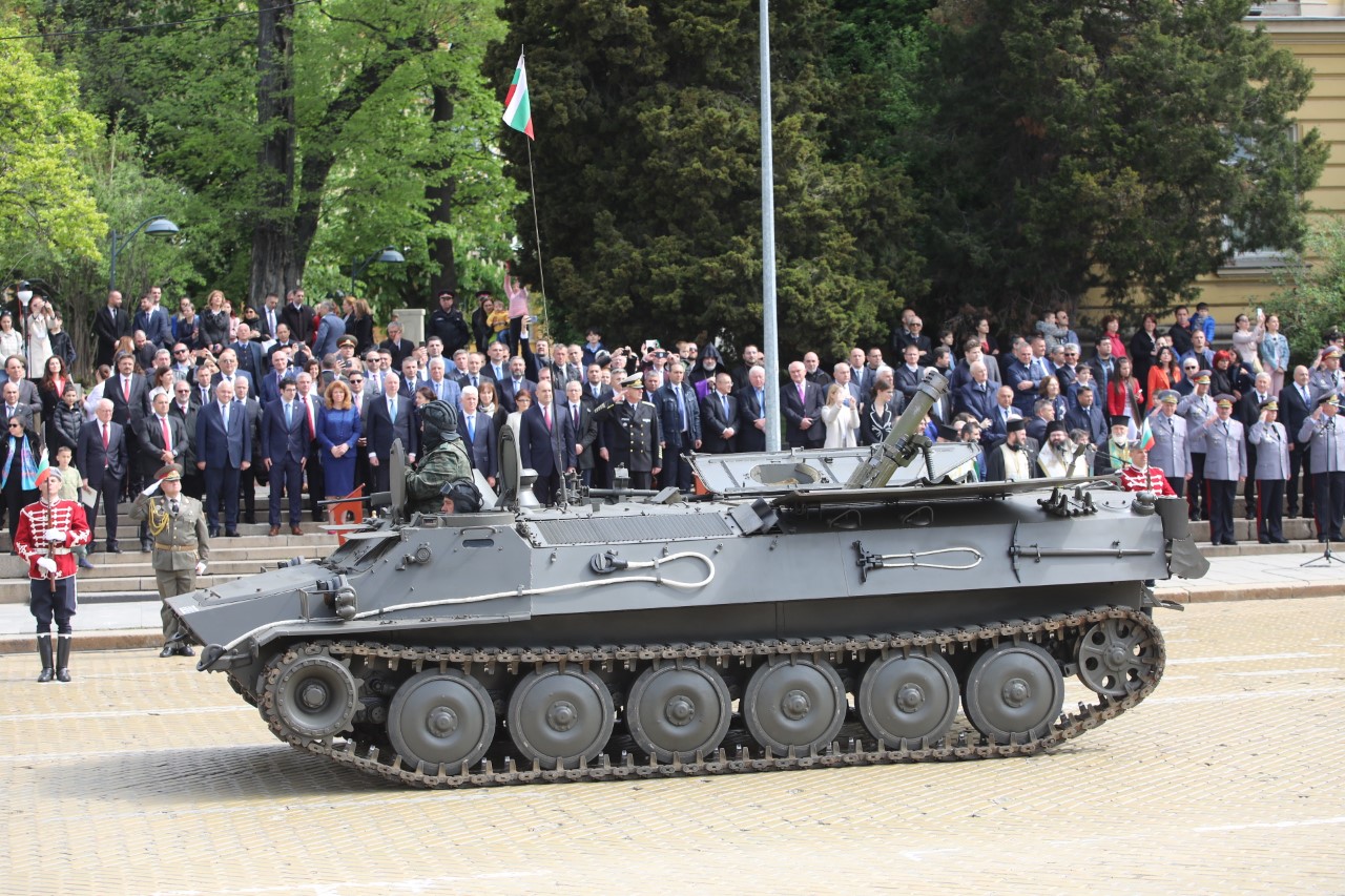 <p>Денят на храбростта и празник на Българската армия се отбелязва с водосвет на бойните знамена и знамената светини, и военен парад.</p>