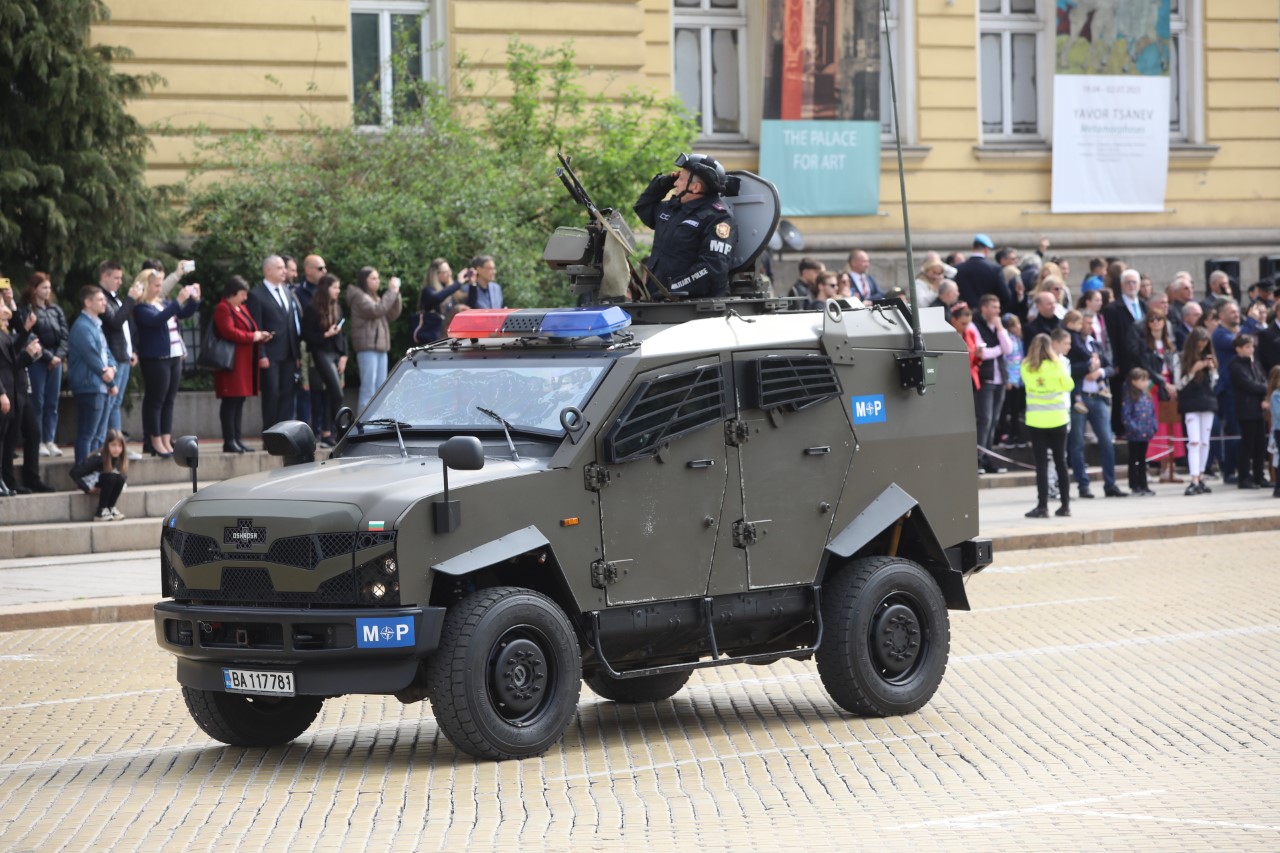 <p>Денят на храбростта и празник на Българската армия се отбелязва с водосвет на бойните знамена и знамената светини, и военен парад.</p>