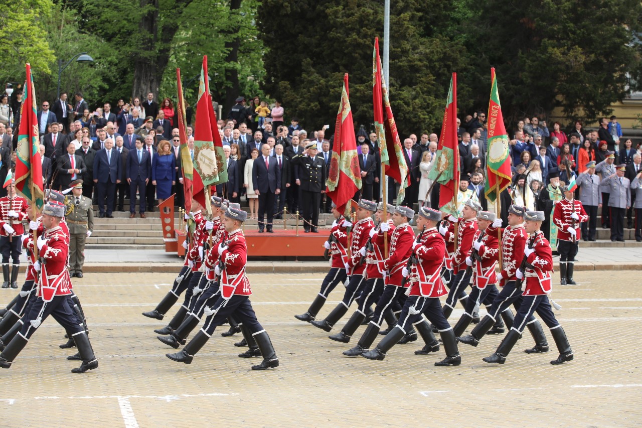 <p>Денят на храбростта и празник на Българската армия се отбелязва с водосвет на бойните знамена и знамената светини, и военен парад.</p>