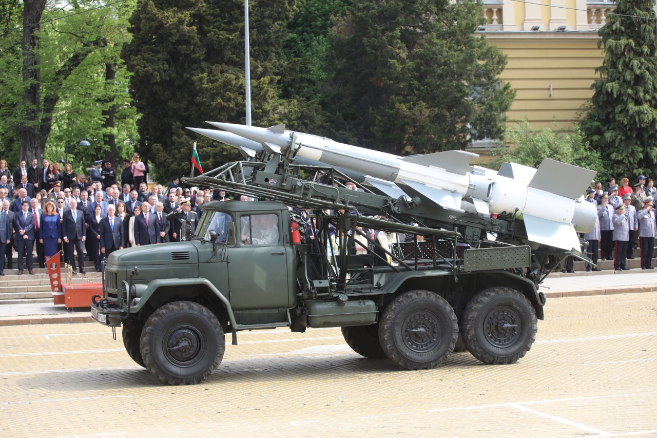 <p>Денят на храбростта и празник на Българската армия се отбелязва с водосвет на бойните знамена и знамената светини, и военен парад.</p>