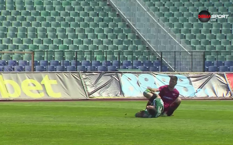 След средата на първата част на двубоя между Септември и