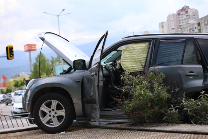 <p>Кола се &quot;качи&quot; на оградата при метростанция &quot;Акад. Ал. Теодоров - Балан&quot; в София</p>