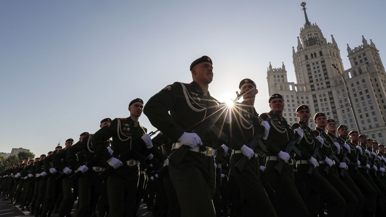 <p>Руски военнослужещи маршируват в центъра на Москва.</p>