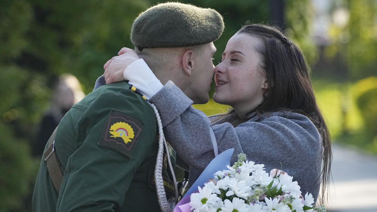 <p>Двама влюбени споделят нежен момент преди военния парад за Деня на победата в Москва.</p>