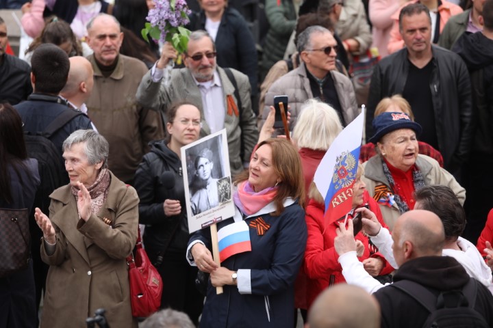 <p>Забраниха Безсмъртния полк в София, той обаче потегли към Паметника на Съветската армия</p>