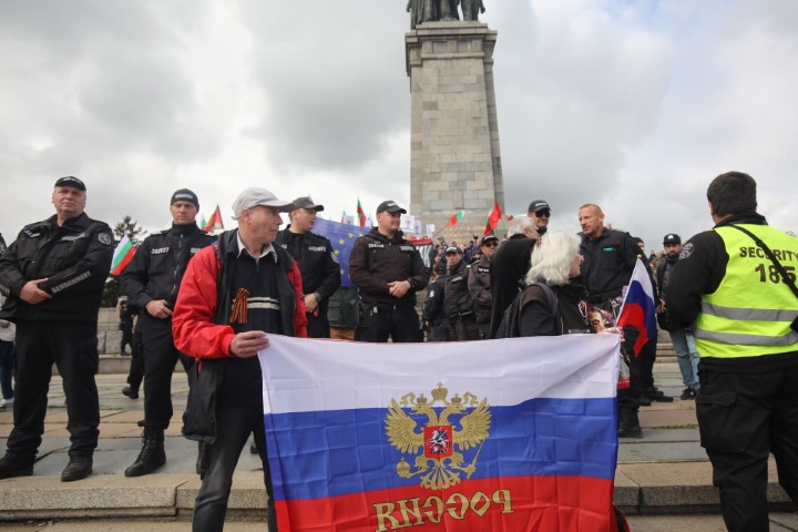 <p>Забраниха Безсмъртния полк в София, той обаче потегли към Паметника на Съветската армия</p>