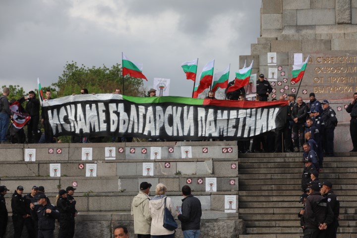 <p>Забраниха Безсмъртния полк в София, той обаче потегли към Паметника на Съветската армия</p>