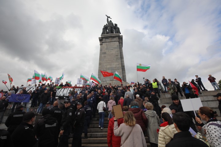 <p>Забраниха Безсмъртния полк в София, той обаче потегли към Паметника на Съветската армия</p>