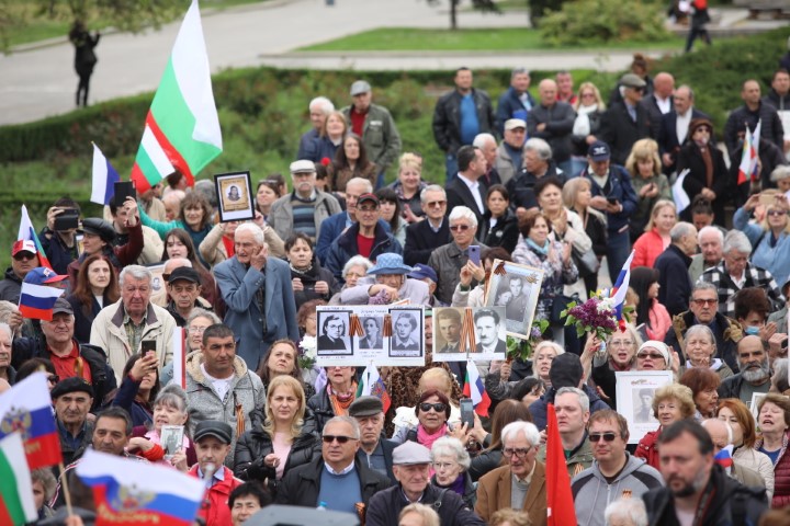 <p>Забраниха Безсмъртния полк в София, той обаче потегли към Паметника на Съветската армия</p>