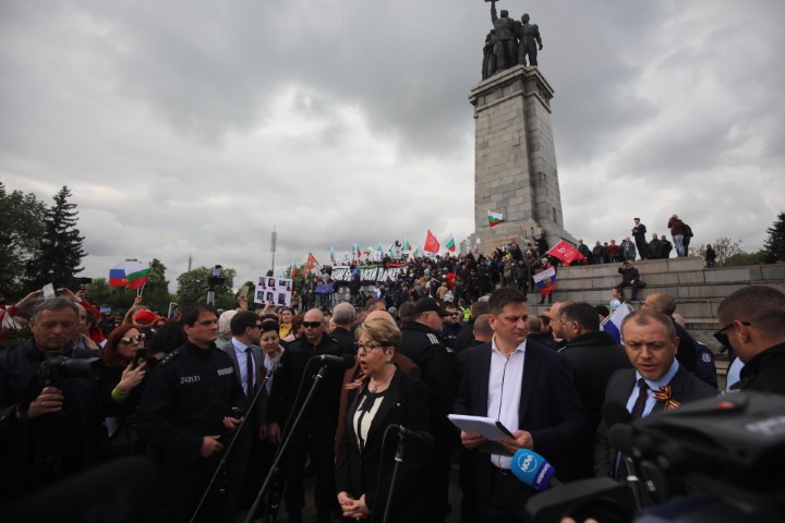 <p>Забраниха Безсмъртния полк в София, той обаче потегли към Паметника на Съветската армия</p>