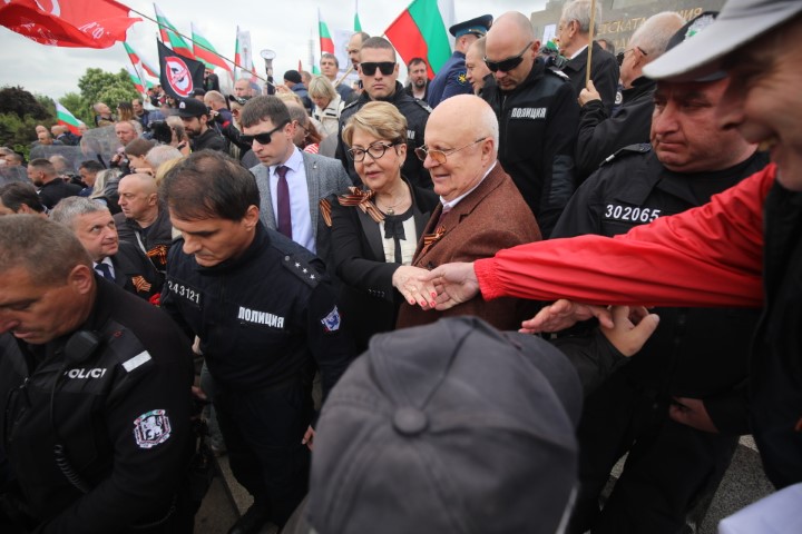 <p>Забраниха Безсмъртния полк в София, той обаче потегли към Паметника на Съветската армия</p>