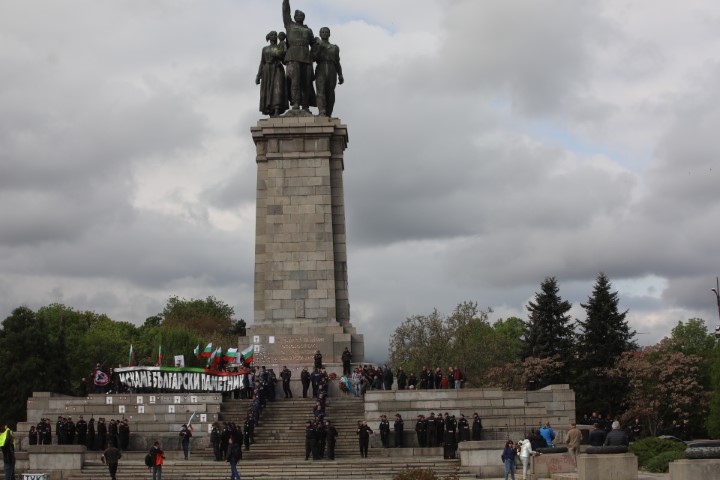 <p>Забраниха Безсмъртния полк в София, той обаче потегли към Паметника на Съветската армия</p>