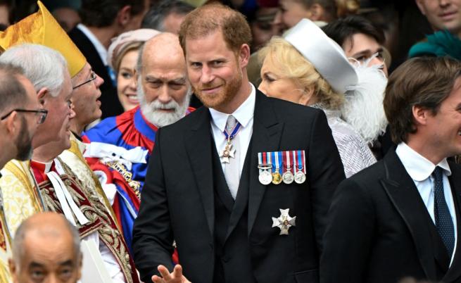  Принц Хари, херцог на Съсекс, напуща Уестминстърското абатство след коронацията на крал Чарлз III и кралица Камила. 