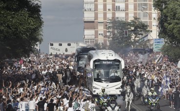 Стотици хора приветстваха пристигането на Реал Мадрид преди първия полуфинал