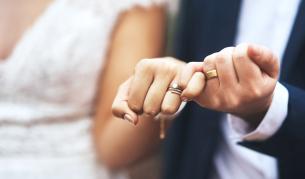 "Настъпи хаос": Двойка се омъжи, насред щетите от торнадо