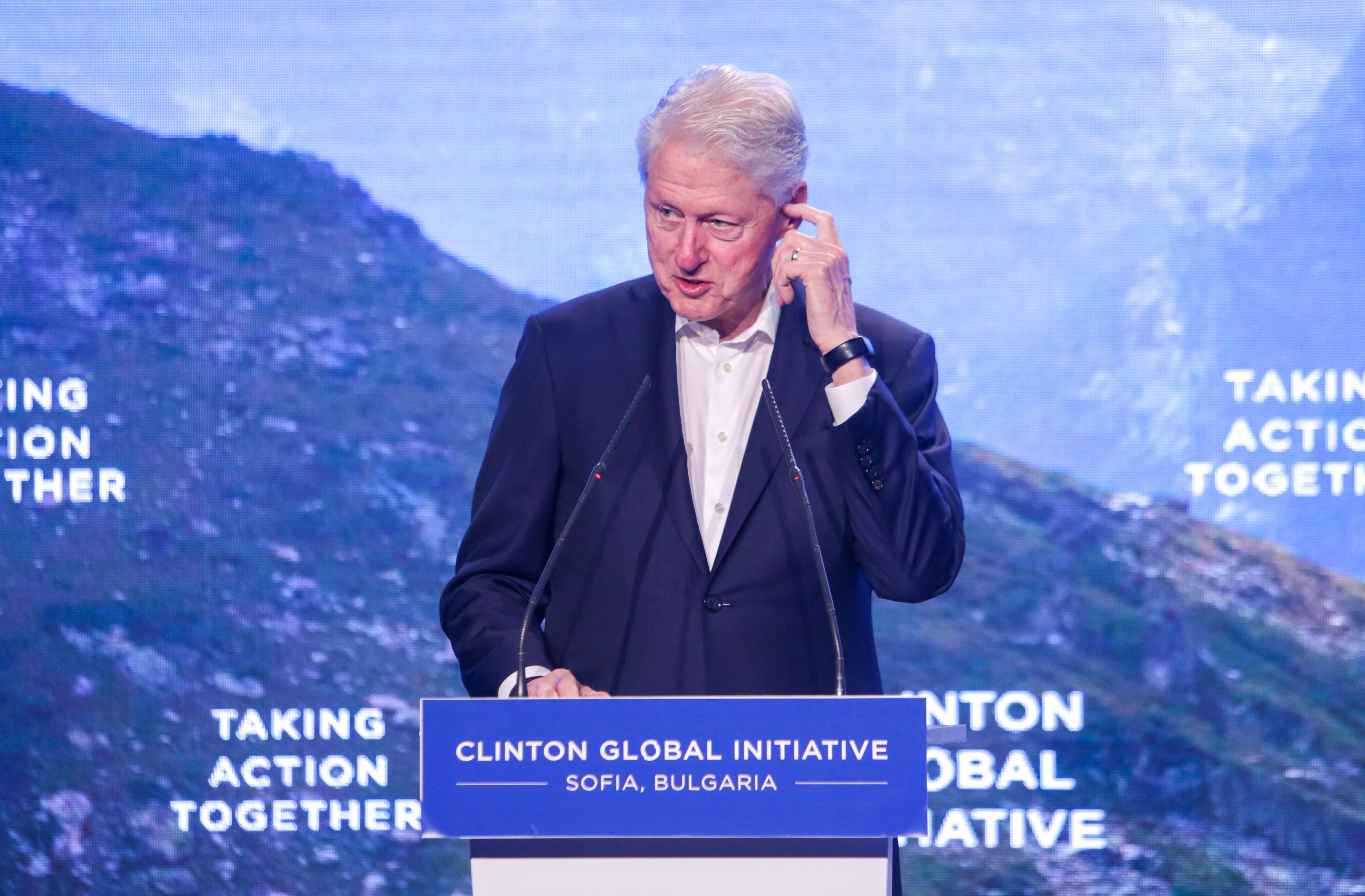 <p>Бил Клинтън на бизнес форум в България</p>