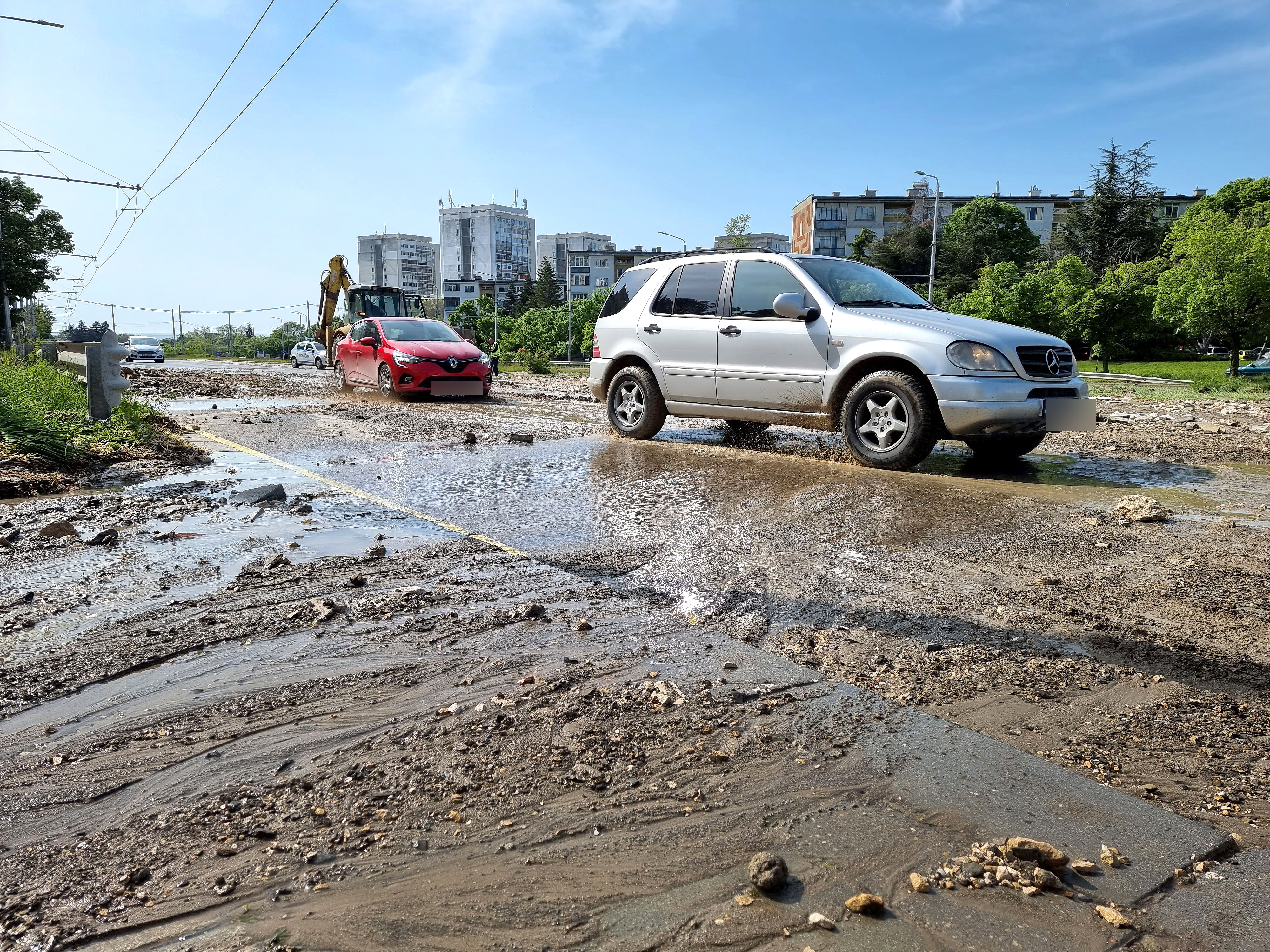 <p>Магистралният водопровод &bdquo;Варна-Златни пясъци&ldquo; е аварирал отново тази сутрин. Новият пробив е на ул. &bdquo;Петър Скорчев&ldquo; в кв. &bdquo;Бриз&ldquo; на около 50-70 метра над предишната авария.</p>