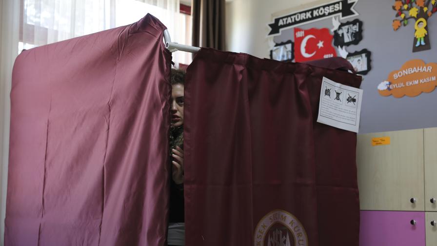 <p>Решаващи избори в Турция: Гласуват за президент и парламент&nbsp;&nbsp;</p>