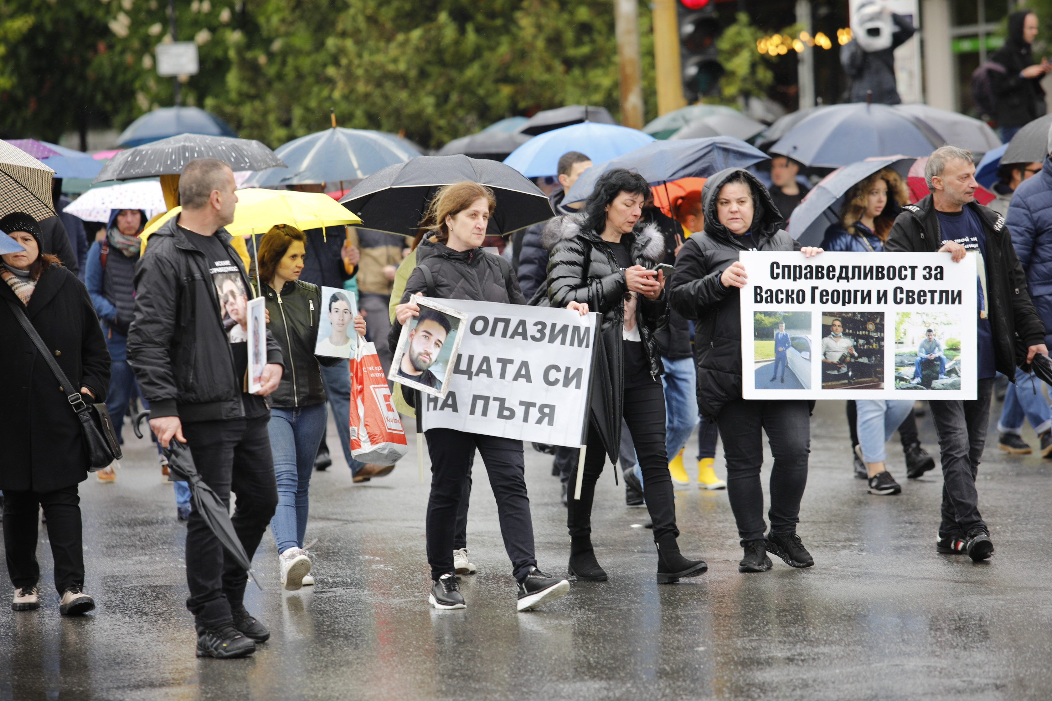 <p>Под мотото &quot;Стига търпимост!&quot; десетки хора се събраха днес пред сградата на Народното събрание в София на протест след серията тежки катастрофи с ранени и загинали.</p>