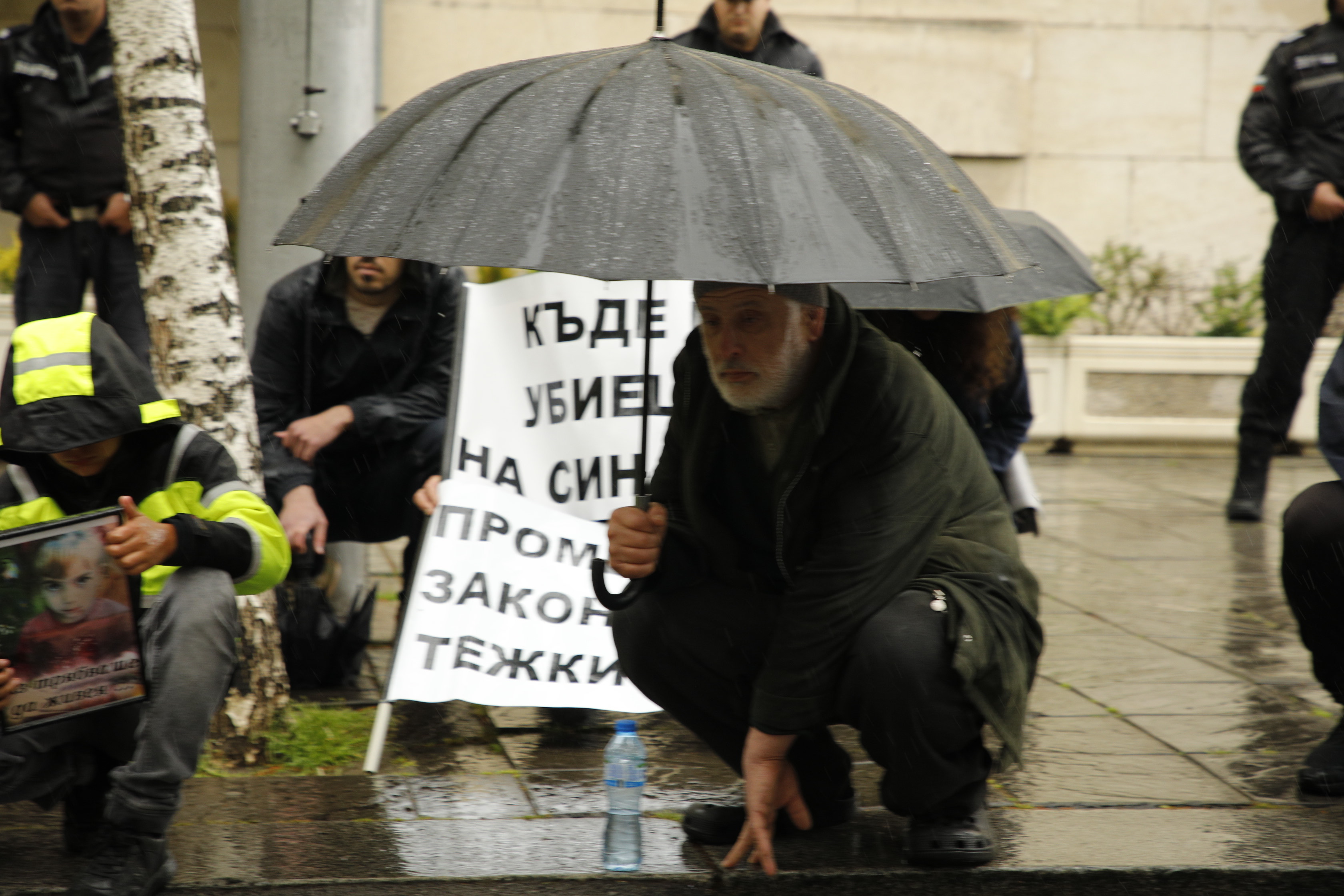 <p>Под мотото &quot;Стига търпимост!&quot; десетки хора се събраха днес пред сградата на Народното събрание в София на протест след серията тежки катастрофи с ранени и загинали.</p>