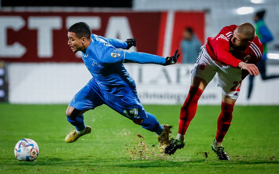 Феновете на Левски ще трябва да почакат до края на