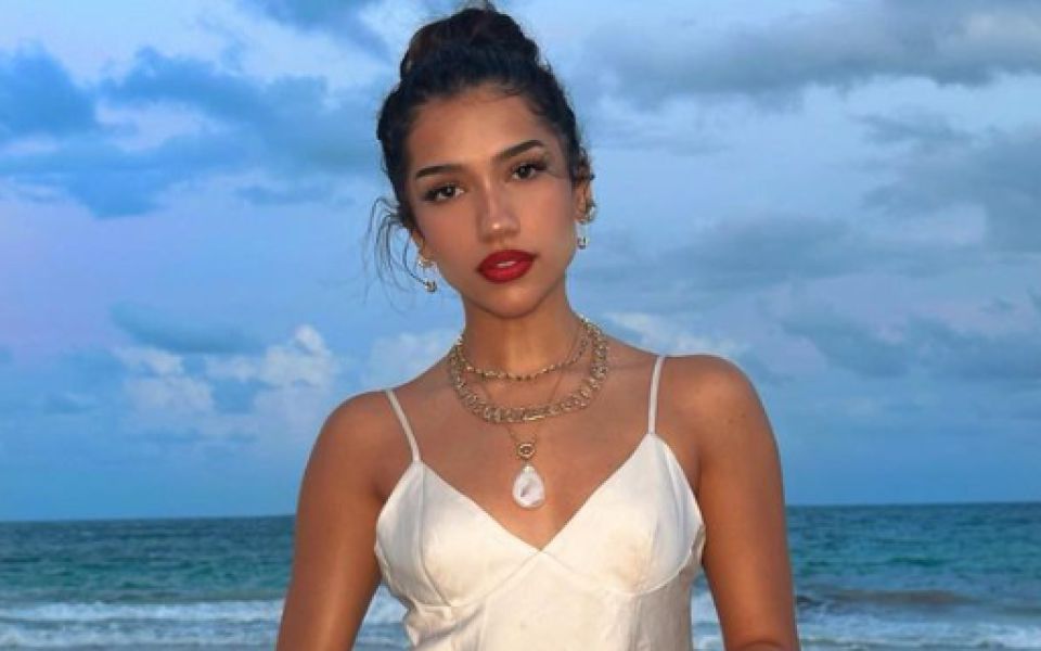 Красавицата е с албански и пакистански корени и има блицначка,