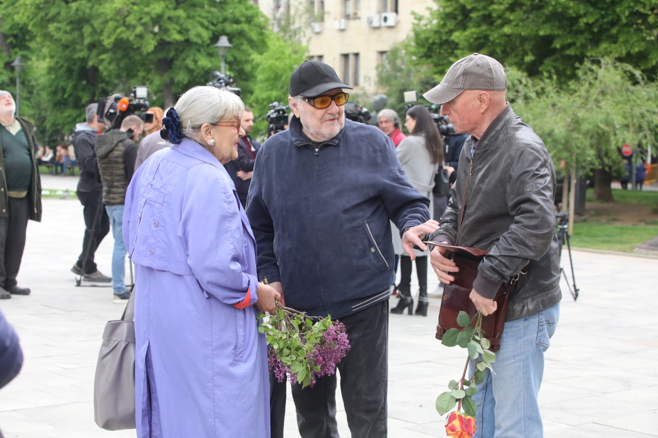 Прощаваме се с голямата актриса Емилия Радева. Нейни близки и приятели се събраха в столичния храм "Св. Седмочисленици", за да я изпратят в последния ѝ път.