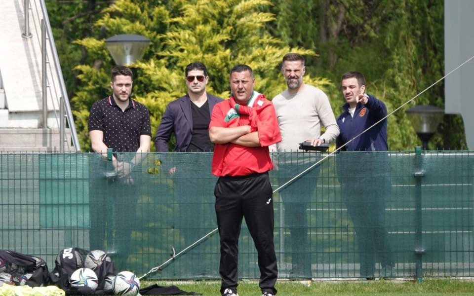 Селекционерът на българския национален отбор по футбол Младен Кърстаич продължава