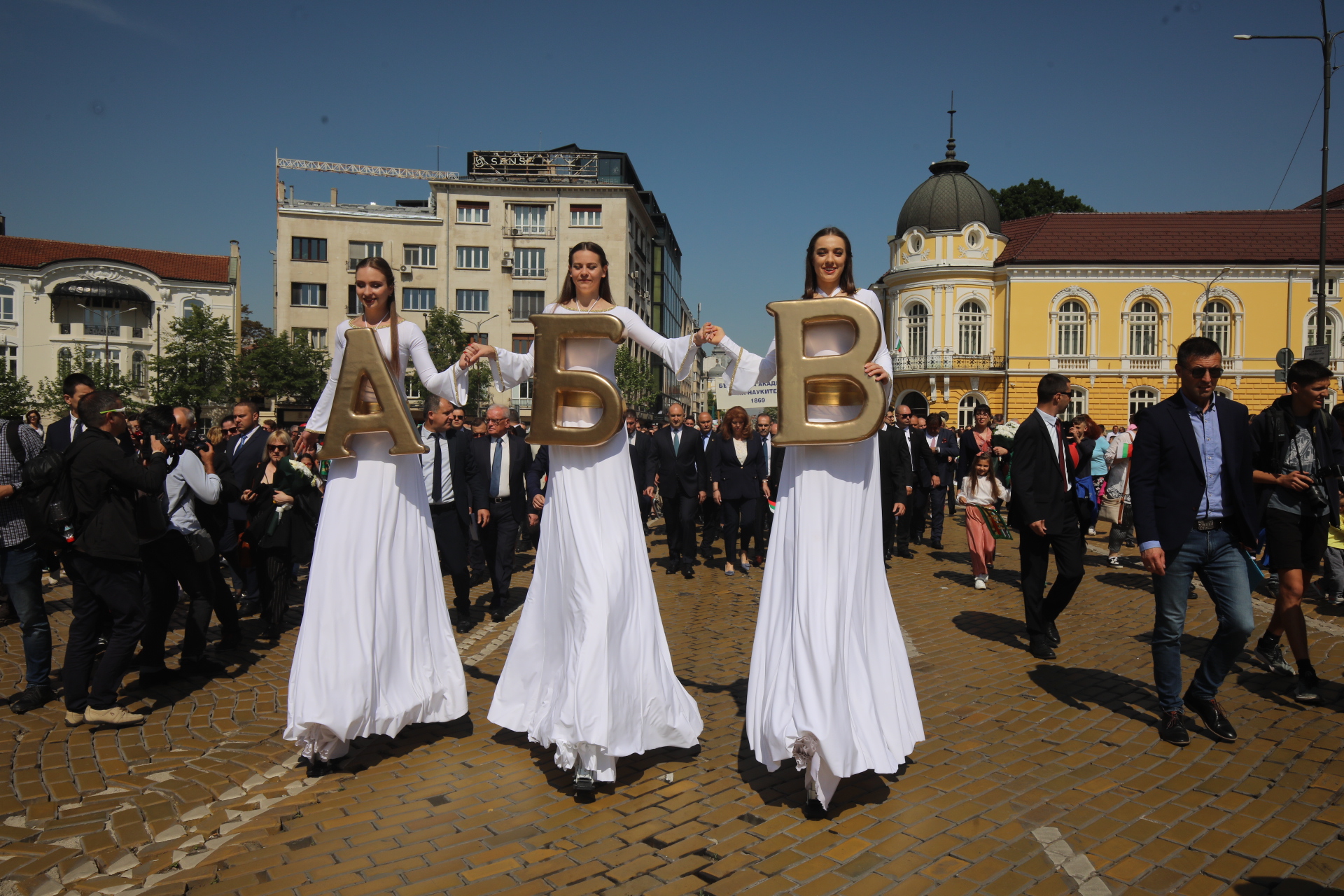 <p>Шествието по случай 24 май стигна до Националната библиотека &bdquo;Св. св. Кирил и Методий&ldquo;, където се провежда тържествена церемония.</p>