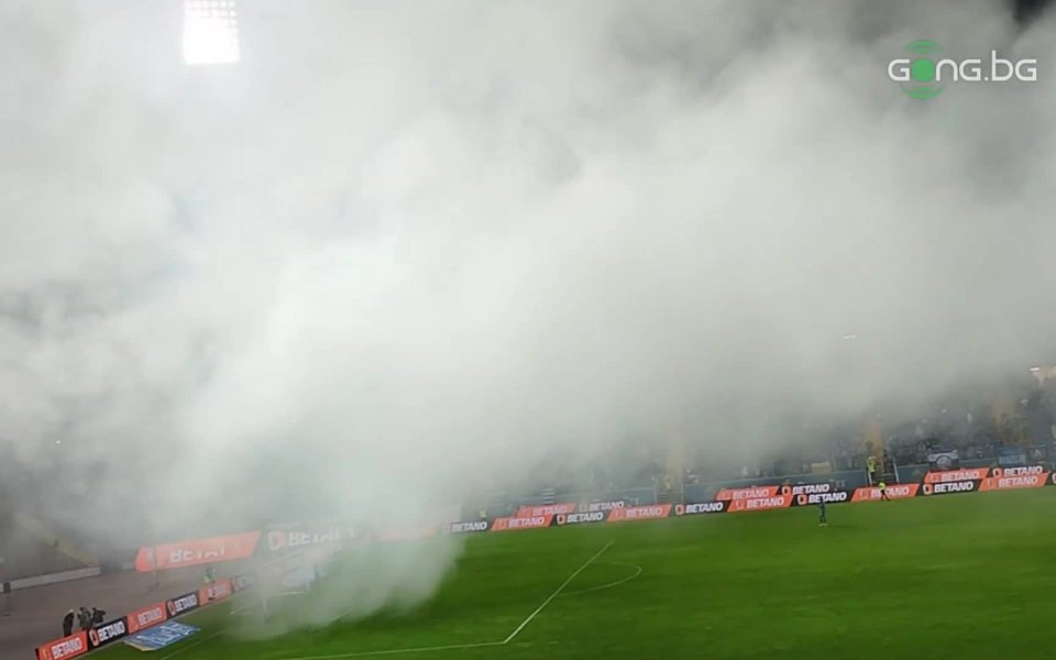 Освен факлите и по-малките димки, феновете на Левски в Сектор